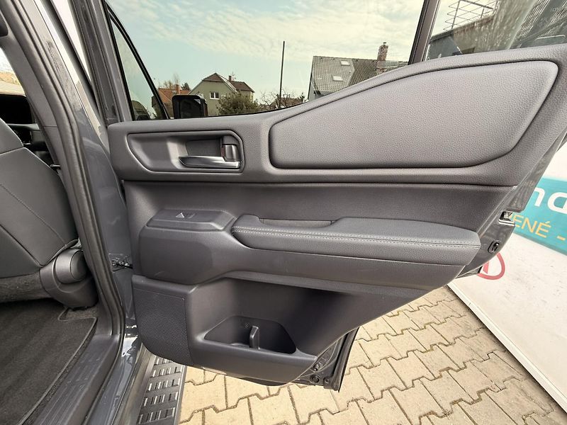 Toyota Land Cruiser 2.8-INVINCIBLE-ZÁRUKA-DPH - fotka 21 z 77