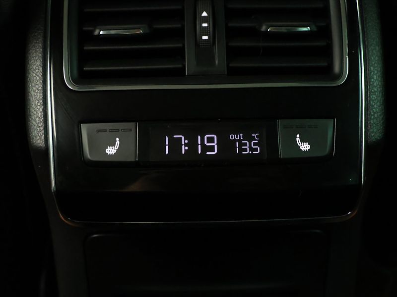 Škoda Superb 2.0 TDI DSG CZ Style Plus Kůže - fotka 29 z 37