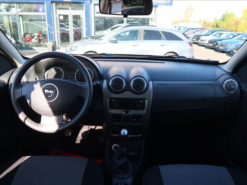 Dacia Duster 1,6 i,16V,77kW,1majČR,4x4 - fotka 15 z 22