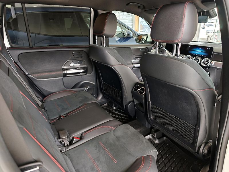 Mercedes-Benz GLB 200d 4M AMG 7míst - fotka 11 z 48