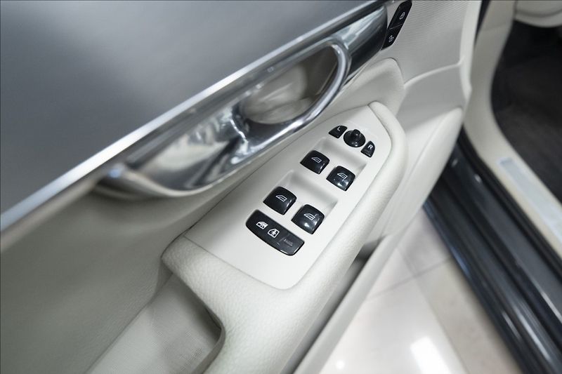 Volvo XC90 2,0 D5 AWD 1. MAJITEL ČR TAŽNÉ - fotka 18 z 44