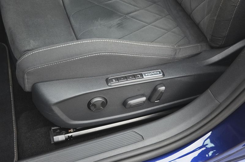 Volkswagen Golf (2022) 2.0 TSi 140kW DSG Style iQ-LED - fotka 23 z 50