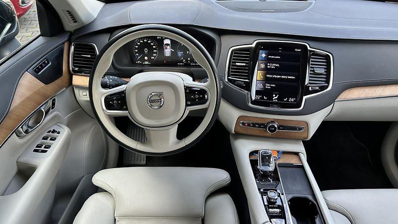 Volvo XC90 2.0D B5 AWD Inscription - fotka 10 z 16