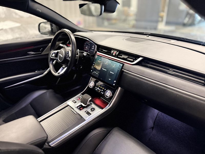 Jaguar XF (2021) 2.0d R-Dynamic, REZERVOVANO - fotka 2 z 56