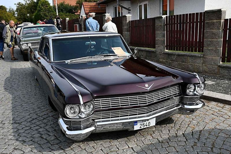 Na tradiční Lidický okruh dorazily desítky historických automobilů a motocyklů, které obdivovali návštěvníci z Kladna i širokého okolí.