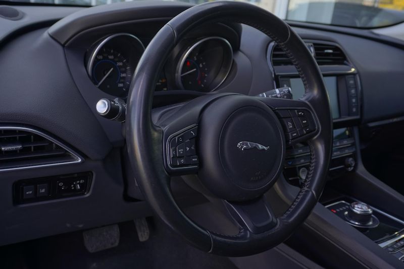 Jaguar F-Pace 2.0 25T 184kW - fotka 15 z 31