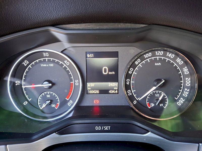 Škoda Superb (2018) Combi Ambition Plus 2,0TDi 110 - fotka 17 z 35