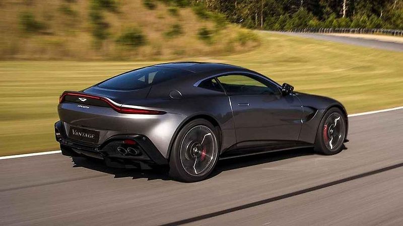 Aston Martin Vantage a DB10.