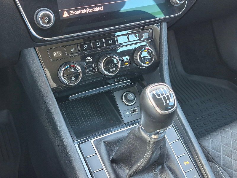 Škoda Superb (2018) Style 2.0 TDI 110kW Combi - fotka 21 z 29