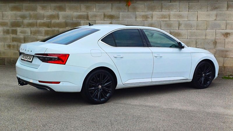 Škoda Superb L&K 147kW TDI 4x4 WEBA-PANO-TZ - fotka 5 z 50