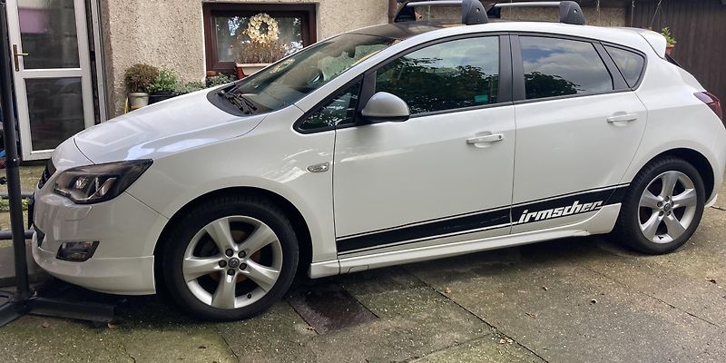 Opel Astra (2011) - fotka 2 z 2