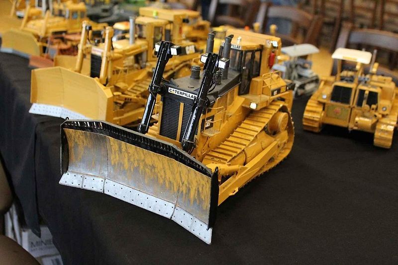 Papírový model buldozeru Caterpillar.