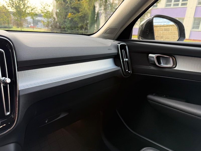 Volvo XC40 2,0 D D4 AWD Momentum - fotka 28 z 33