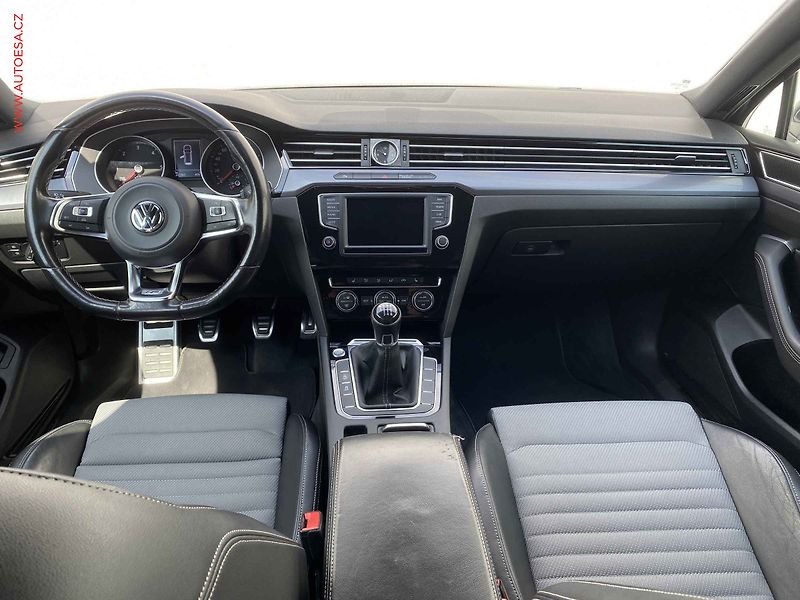 Volkswagen Passat (2015) 2.0 TDi, AC, výhřev sed. - fotka 8 z 19