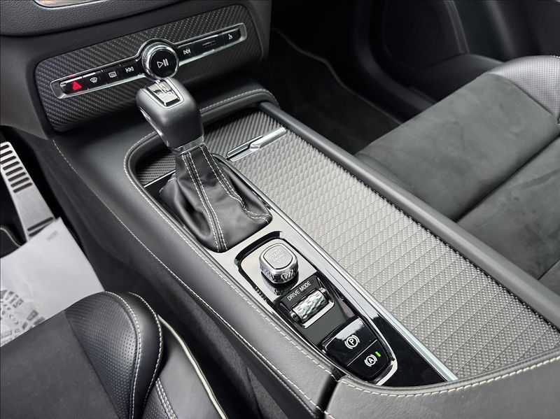 Volvo XC90 2,0 T6 AWD Drive-E 2.0L R-Desi - fotka 34 z 50