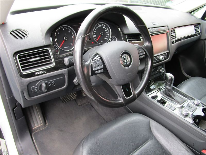 Volkswagen Touareg 3.0TDi V6  R-Line, 4x4, Bi-Xen - fotka 12 z 48
