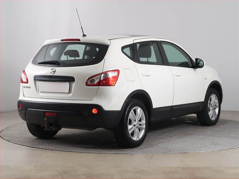 Nissan Qashqai (2010) 1.6, Tempomat, Park. senzory - fotka 5 z 14