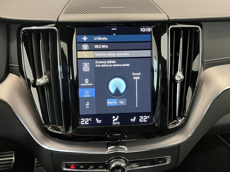 Volvo XC60 B4 AWD R-Design AT8, ČR - fotka 43 z 50