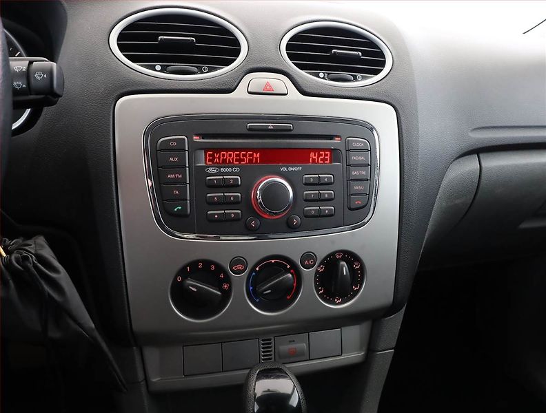 Ford Focus (2010) 1.6 16V, Automat, po STK - fotka 9 z 14