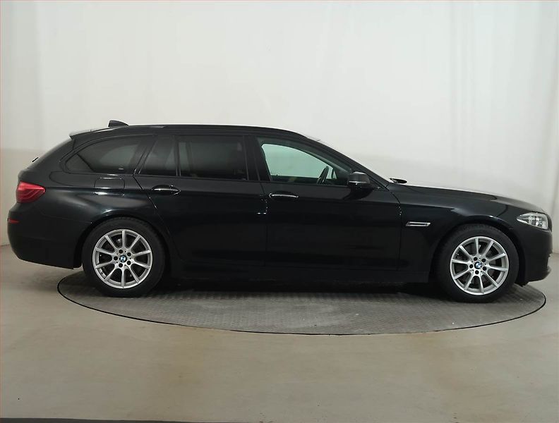 BMW Řada 5 (2014) 530d xDrive, 4X4, Automat - fotka 6 z 17