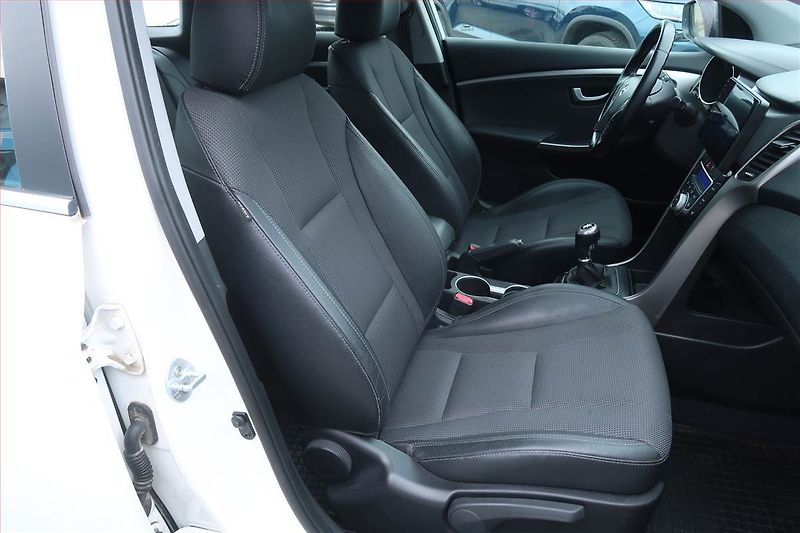 Hyundai i30 (2013) Style 1.6 GDI, Serv.kniha - fotka 9 z 17