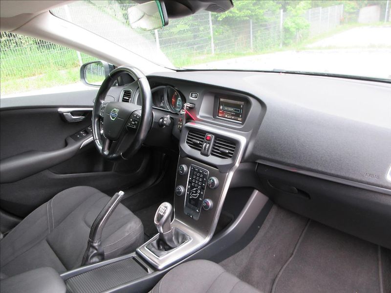 Volvo V40 1,6 D D2, 84Kw, Klima, park.sy - fotka 14 z 28