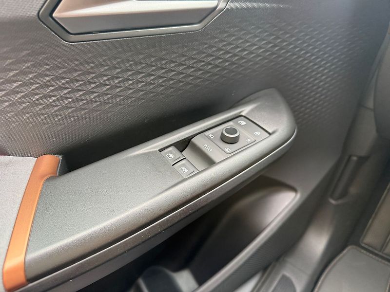 Cupra Born 62 kWh / HUD / FULL LED - fotka 35 z 40