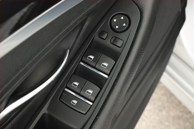 BMW Řada 5 (2014) 520d, Automat, Kůže, Tempomat - fotka 15 z 20