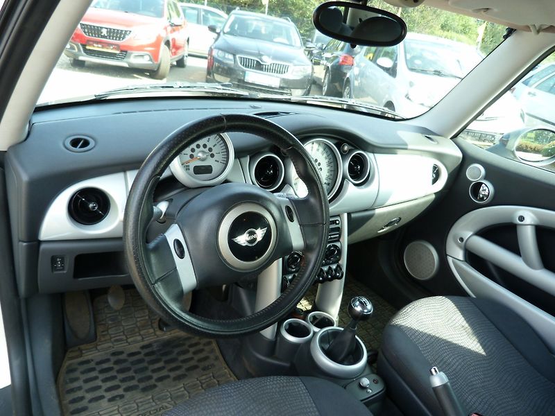 Mini Cooper 1.6 i 85 kw - fotka 11 z 17