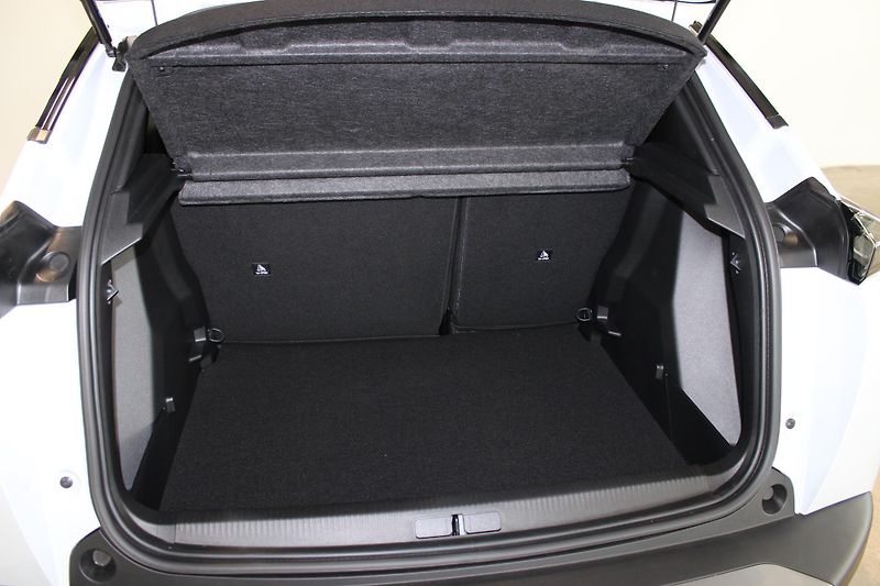 Peugeot 2008 (2025) ALLURE PureTech 100 S&S MAN6 - fotka 17 z 17