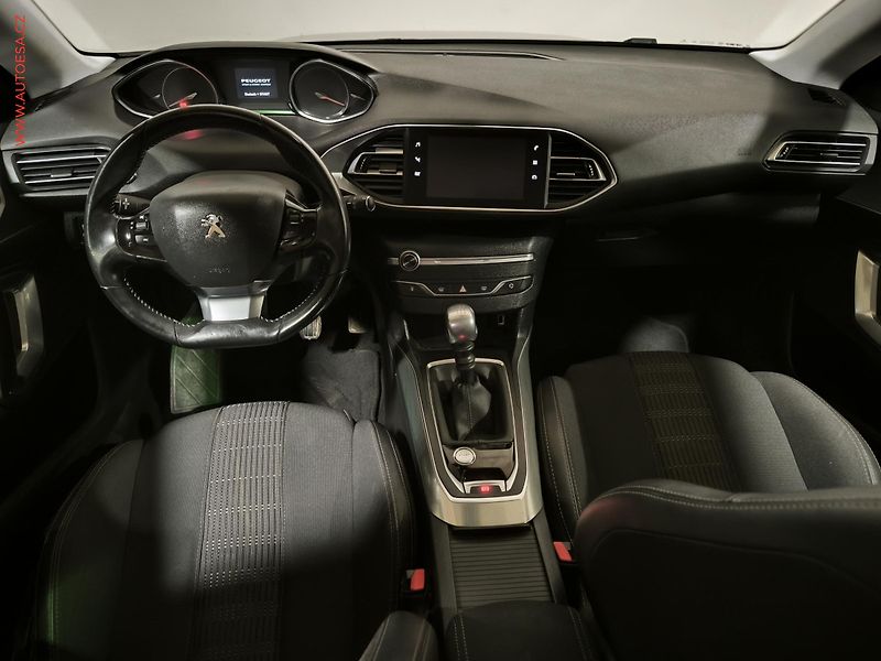 Peugeot 308 (2018) 1.2PT, Allure, navi - fotka 8 z 17