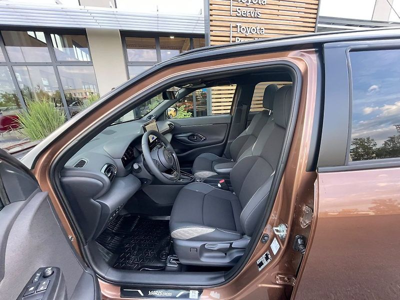 Toyota Yaris Cross 1.5 HSD 4x4 Executive Tech VIP - fotka 14 z 31