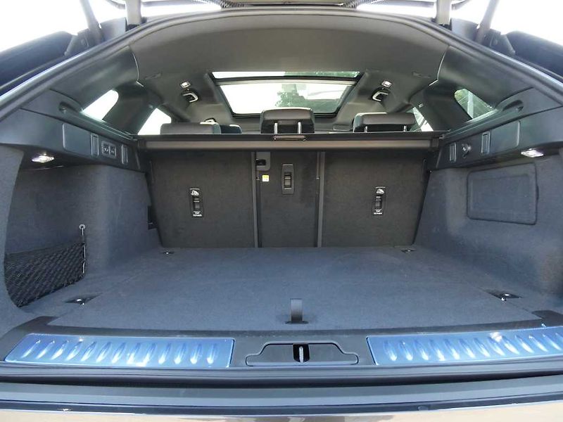 Land Rover Range Rover Velar 3,0 Dynamic SE D300 - fotka 33 z 40