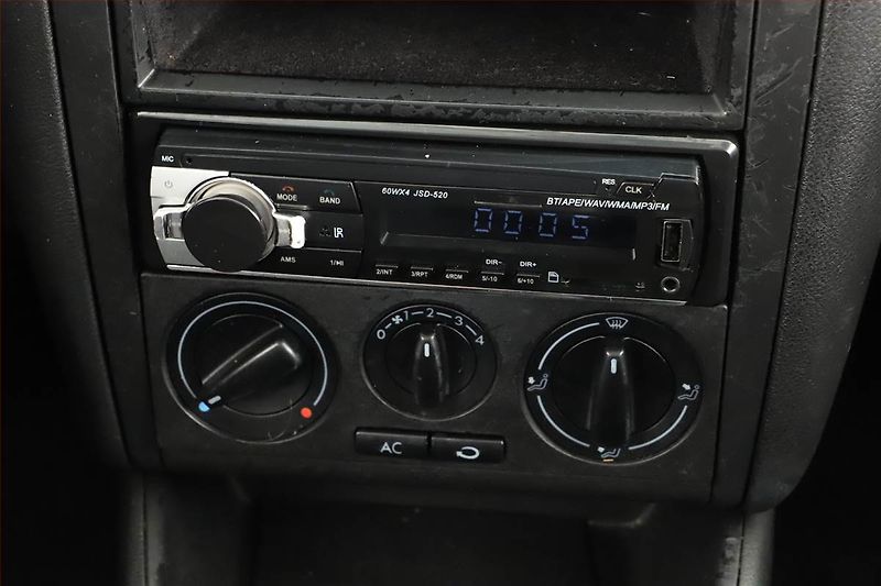 Volkswagen Golf (2002) 1.4 16V, nová STK, Tažné - fotka 9 z 11