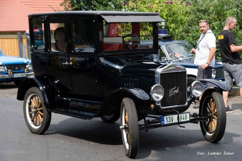 Do Hříškova dorazil na jubilejní veteránský sraz rekordní počet vozidel.