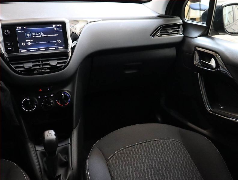Peugeot 208 (2018) 1.2 PureTech, ČR,1.maj - fotka 8 z 17