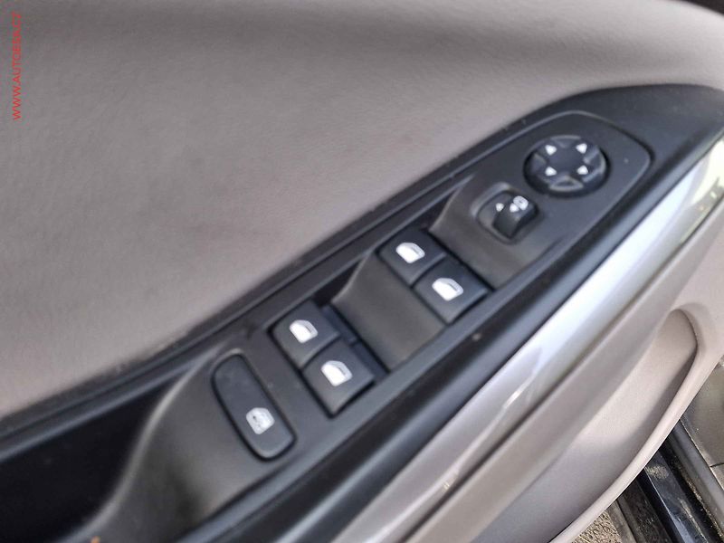Opel Grandland X (2018) 1.2 T, Innovation, LED, panor - fotka 13 z 19