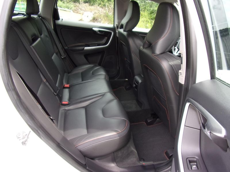 Volvo XC60 (2016) 2.0 D4 140kW OCEAN RACE KRÁSNÉ - fotka 21 z 27