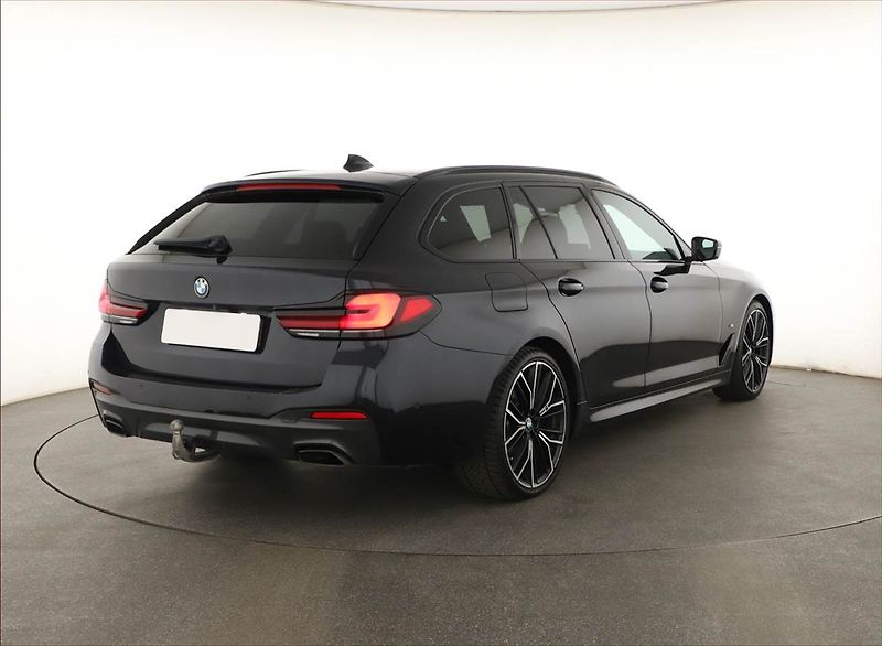 BMW Řada 5 (2022) M Sport 530d xDrive - fotka 5 z 21