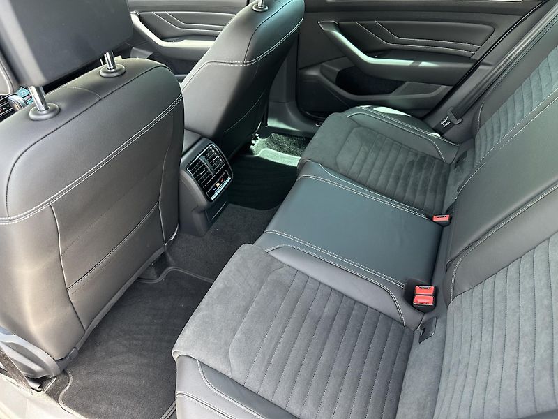 Volkswagen Passat Variant 2.0 TDI DSG R-Line 4Motion - fotka 10 z 34