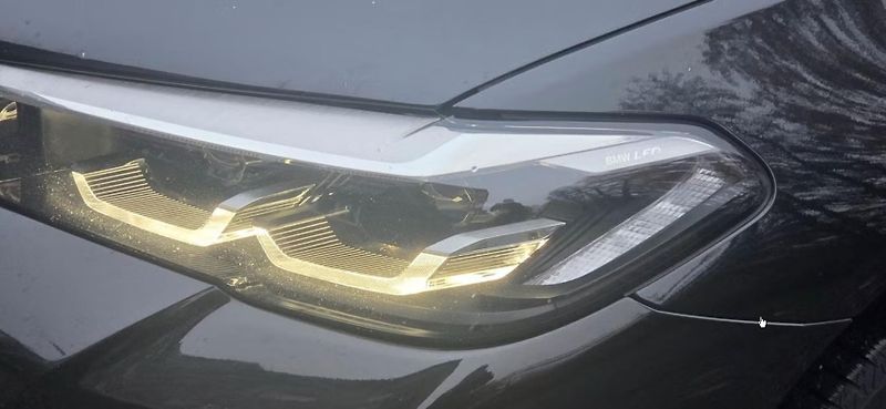 BMW Řada 5 530e xDrive Bílý interiér Taž. - fotka 12 z 25