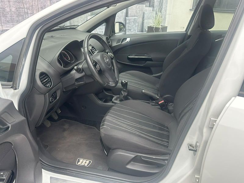 Opel Corsa (2010) 1.2i,63KW,TEMPOMAT,111 EDITION - fotka 19 z 24