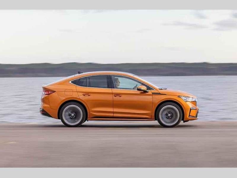 Plně elektrické SUV Škoda Enyaq Coupé iV (na snímku) se představilo v roce 2022 a vzbudilo u zákazníků velký zájem. Automobilka zrychluje svoji elektrickou ofenzivu: do roku 2026 představí tři zcela nové elektrické modely a další budou následovat.