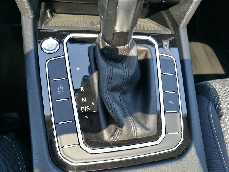 Volkswagen Passat 2,0 TDI DSG - fotka 9 z 24