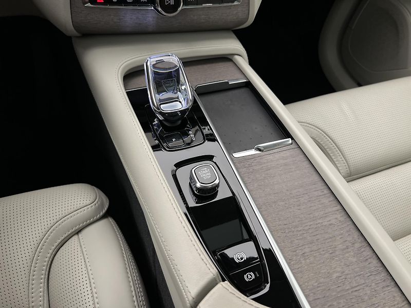 Volvo XC90 B5 AWD ULTIMATE BRIGHT 7 MÍST  - fotka 32 z 51