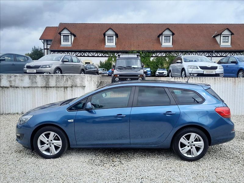 Opel Astra 1,6 TDCI 100kW SPORTS TOURER - fotka 4 z 51