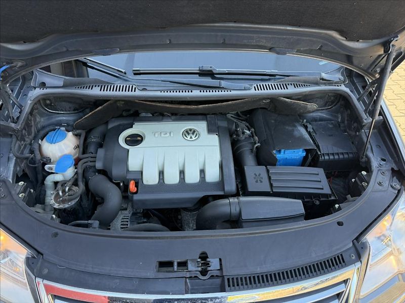 Volkswagen Touran 2,0 TDi DSG highline 7-míst - fotka 18 z 18