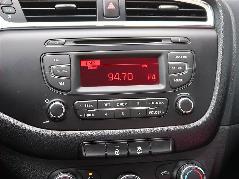 Kia Ceed (2015) Silver 1.4 CVVT - fotka 12 z 17