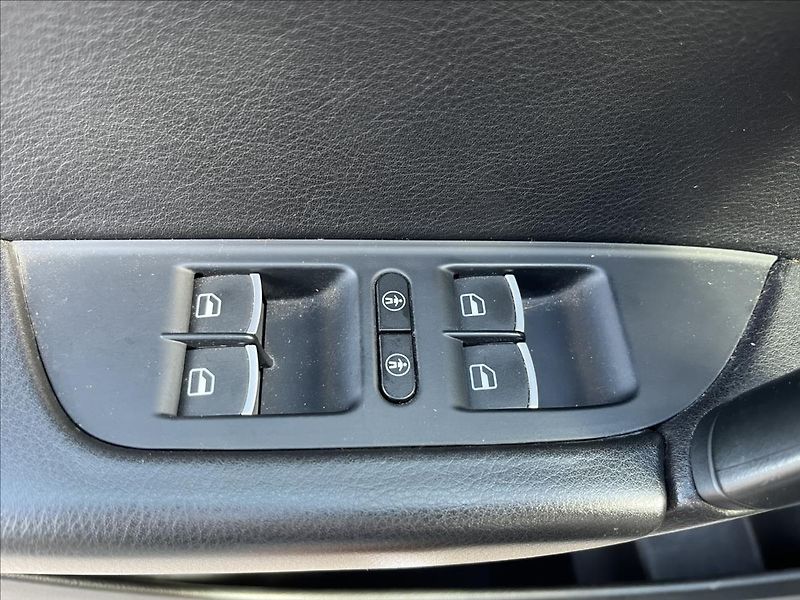 Volkswagen Touareg 3,0 TDi V6 180KW 4x4 TAŽNÉ - fotka 33 z 50