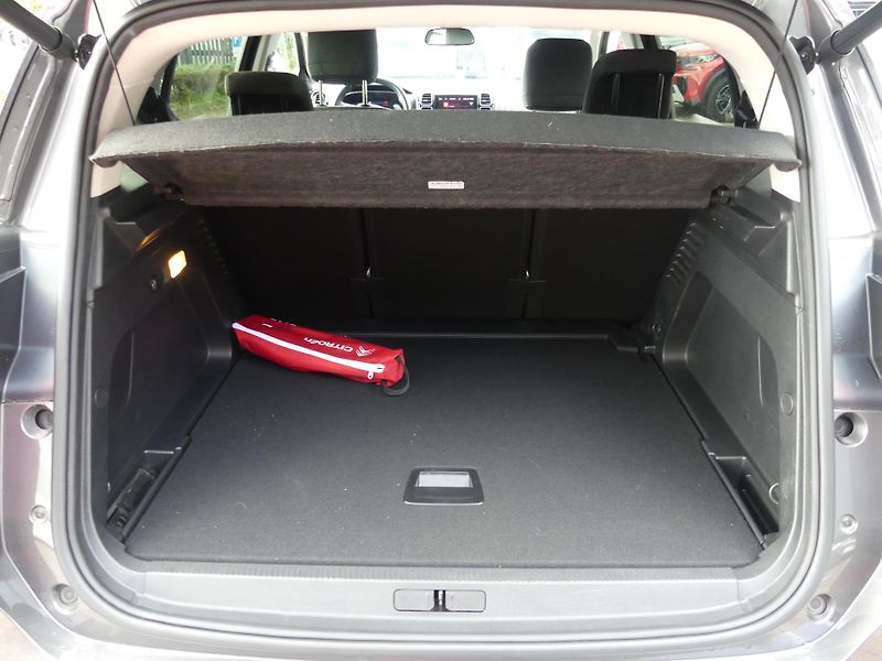Citroën C5 Aircross (2021) 1,6 PureTech 180 SHINE - fotka 10 z 22